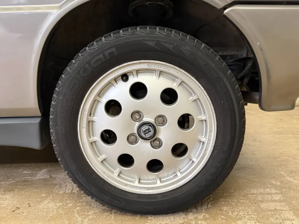 LANCIA Delta HF 4WD Schalter 1989 in grau Sicht auf Felge und Reifen.
