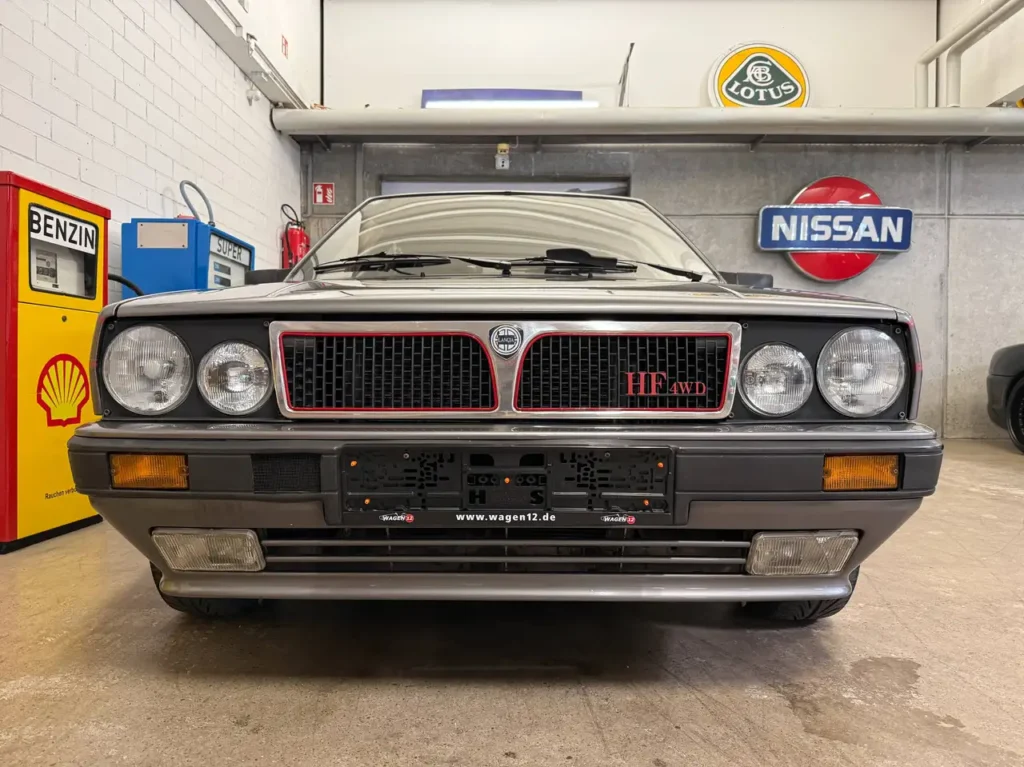 LANCIA Delta HF 4WD Schalter 1989 in grau Sicht auf Kuehlergrill.