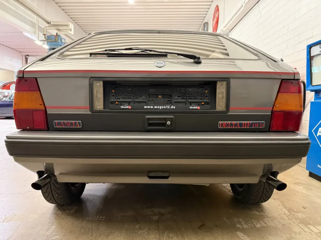 LANCIA Delta HF 4WD Schalter 1989 in grau Sicht auf Heck.
