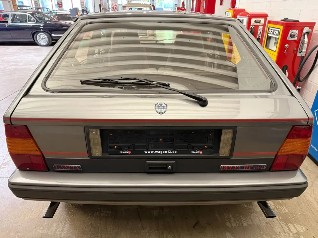 LANCIA Delta HF 4WD Schalter 1989 in grau Sicht auf Heckscheib und Auspuff.