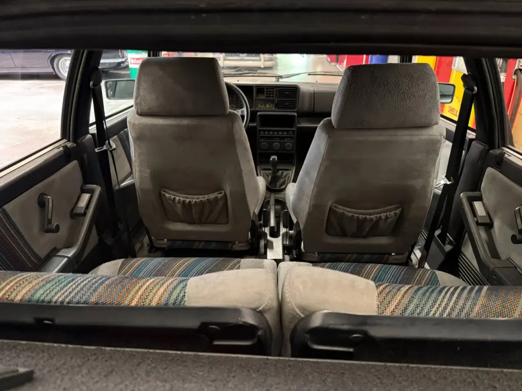 LANCIA Delta HF 4WD Schalter 1989 in grau Sicht auf offene Heckklappe in den Innenraum.