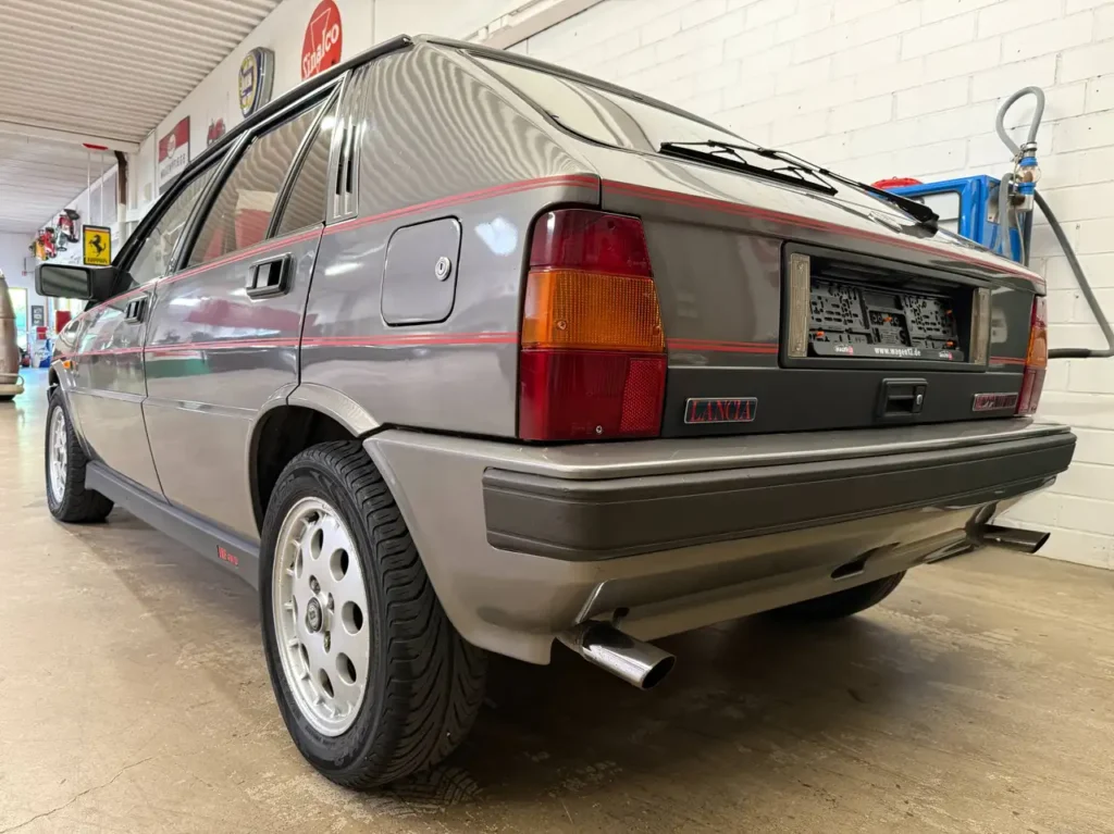 LANCIA Delta HF 4WD Schalter 1989 in grau Sicht auf Kotfluegel hinten links.