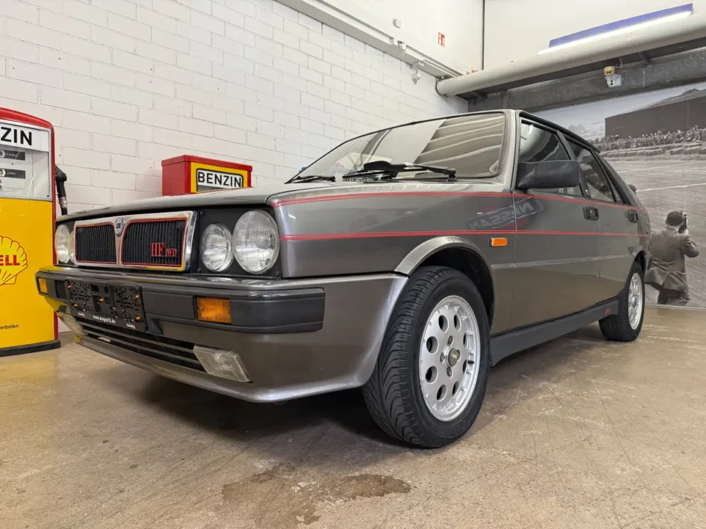 LANCIA Delta HF 4WD Schalter 1989 in grau Sicht auf Kotfluegel vorne links.