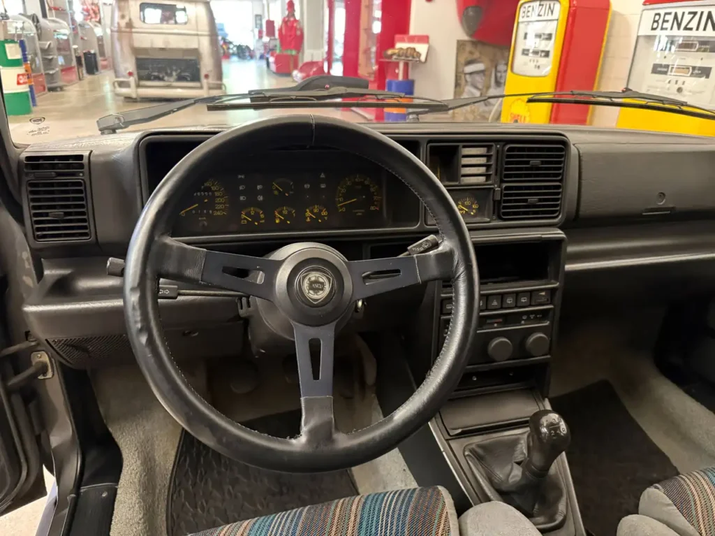 LANCIA Delta HF 4WD Schalter 1989 in grau Sicht auf Lenkrad und Armaturen.