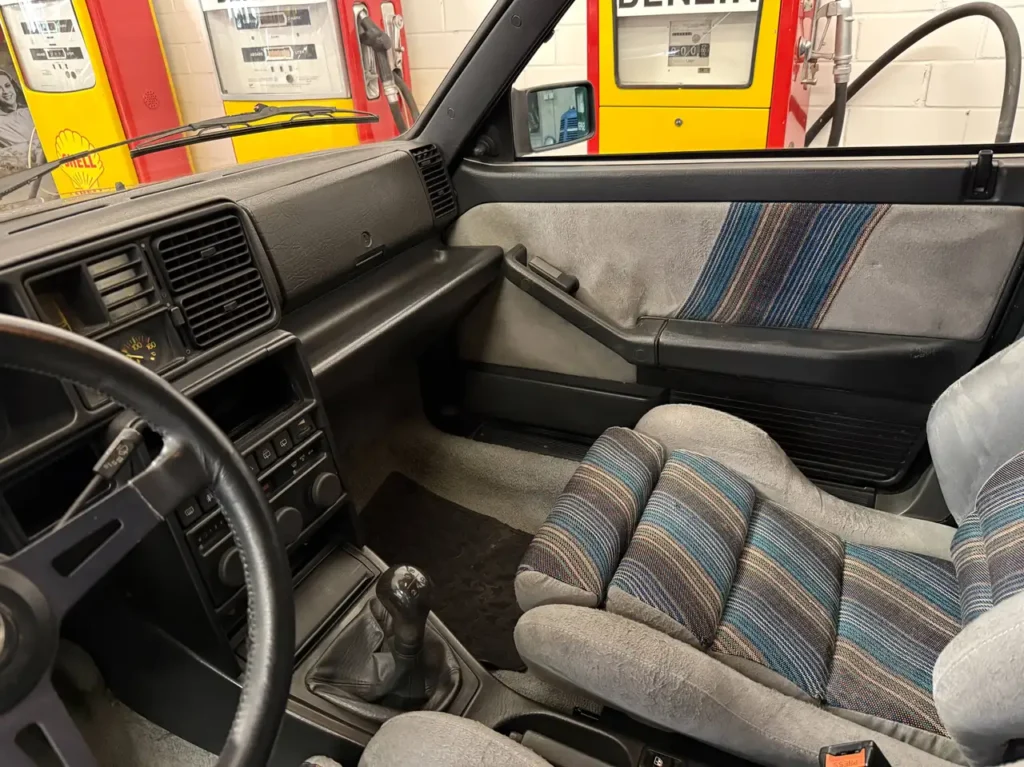 LANCIA Delta HF 4WD Schalter 1989 in grau Sicht auf Mittelkonsol,e mit Schalthebel.