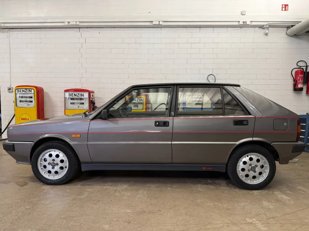 LANCIA Delta HF 4WD Schalter 1989 in grau Sicht auf Seitenansicht.