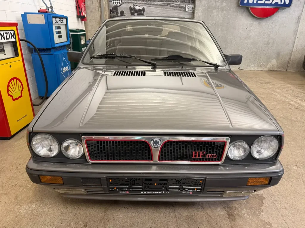 LANCIA Delta HF 4WD Schalter 1989 in grau Sicht auf Motorhaube.