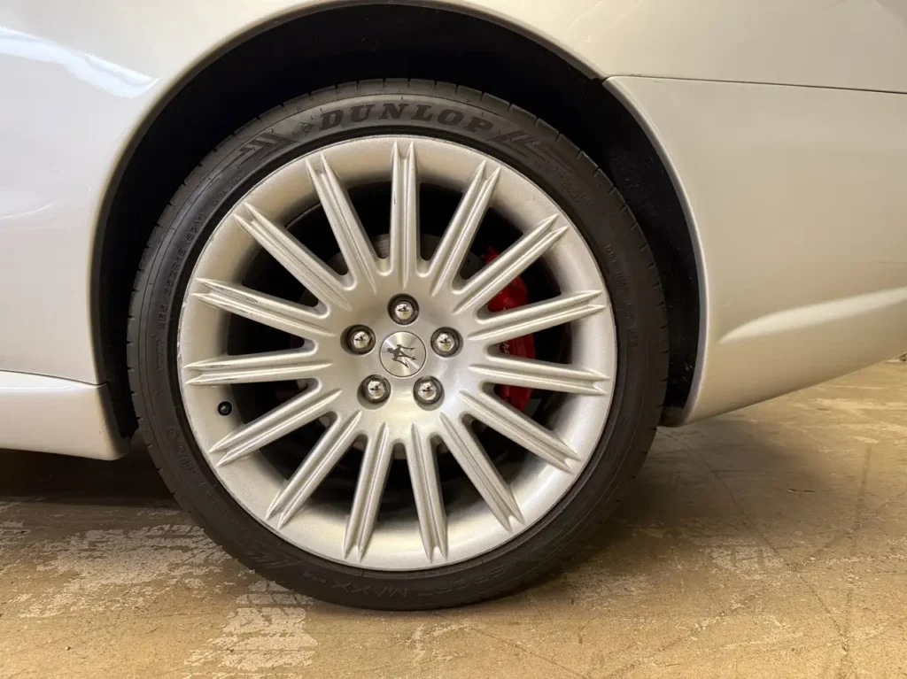Maserati 4200 Coupe 2006 in silber Foto vom Rad mit Felge und Reifen.