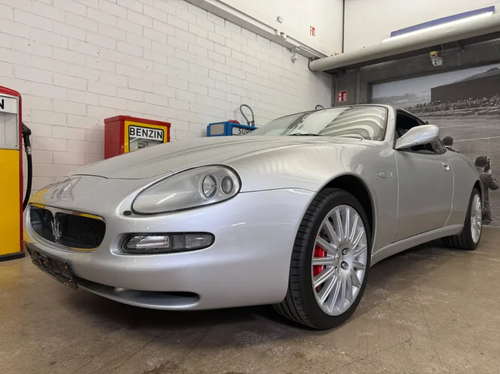 Maserati 4200 Coupe 2006 in silber Foto vom vorderen linken Kotfluegel Fahrerseitig.