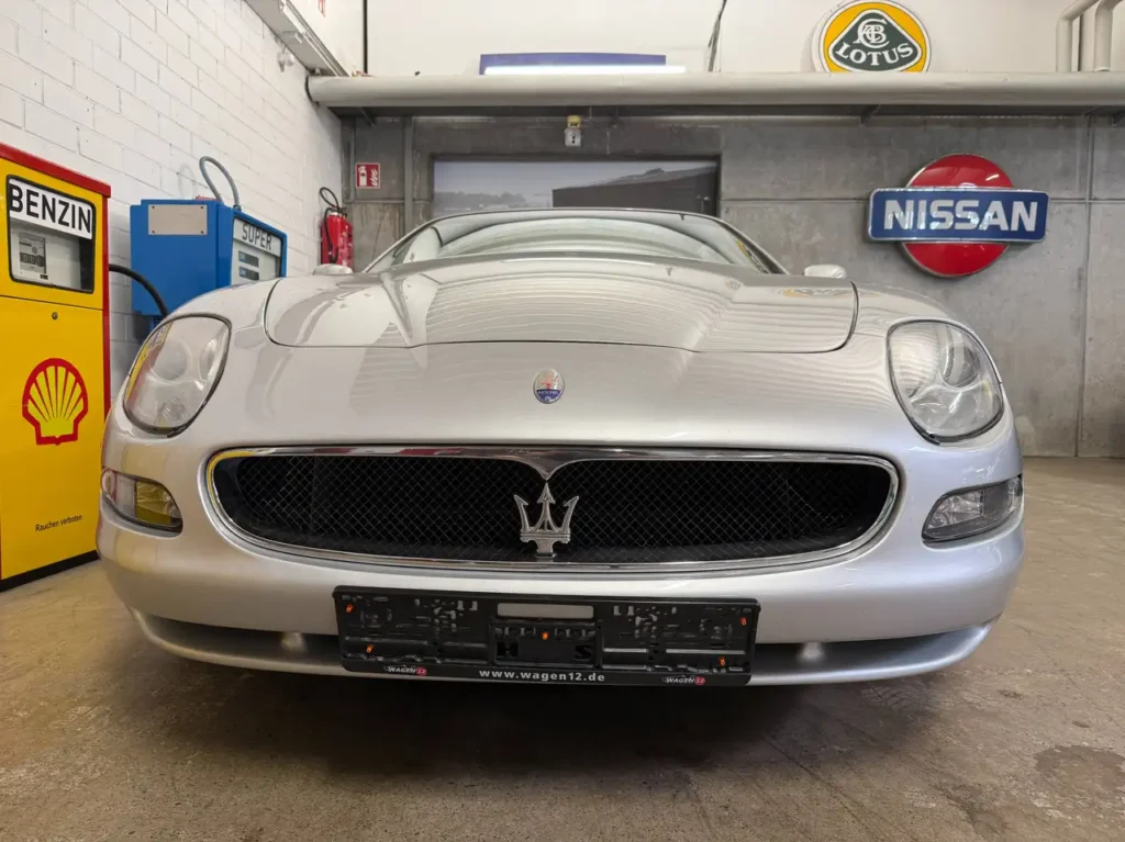 Maserati 4200 Coupe 2006 in silber Foto vom Maserati Logo am Kuehlergrill.