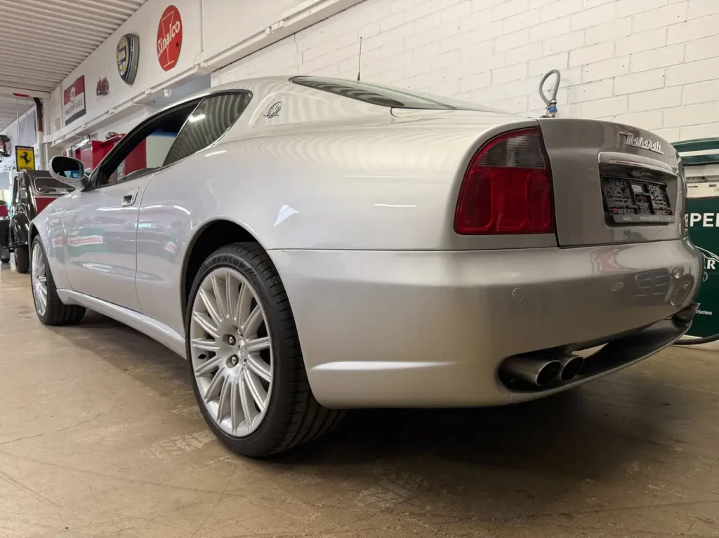 Maserati 4200 Coupe 2006 in silber Foto vom hinteren linken Kotfluegel.