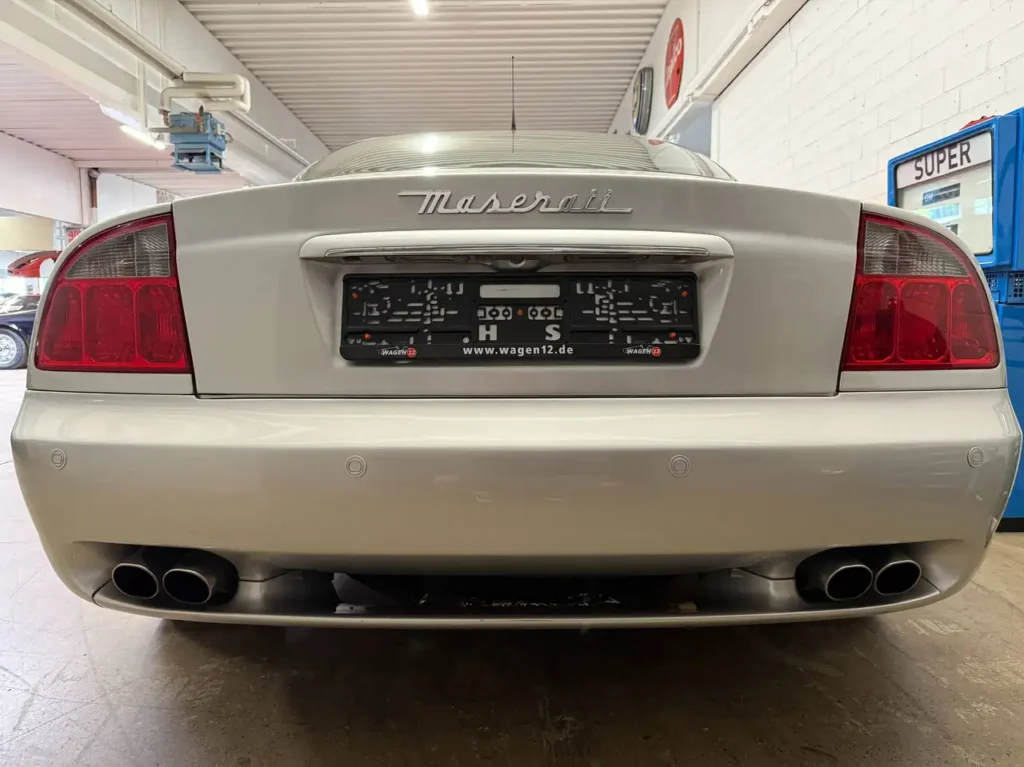 Maserati 4200 Coupe 2006 in silber Foto von der Heckklappe.
