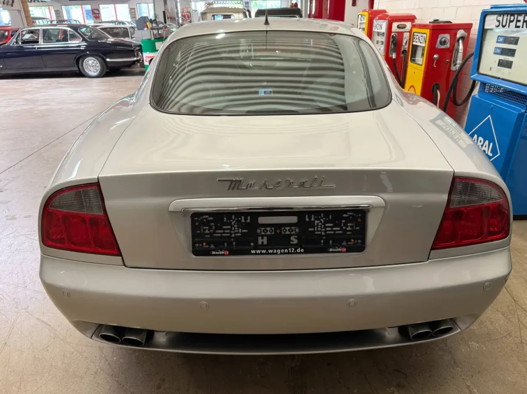 Maserati 4200 Coupe 2006 in silber Foto vom Kofferraumdeckel.