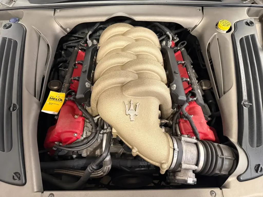 Maserati 4200 Coupe 2006 in silber Foto vo Motorblock.