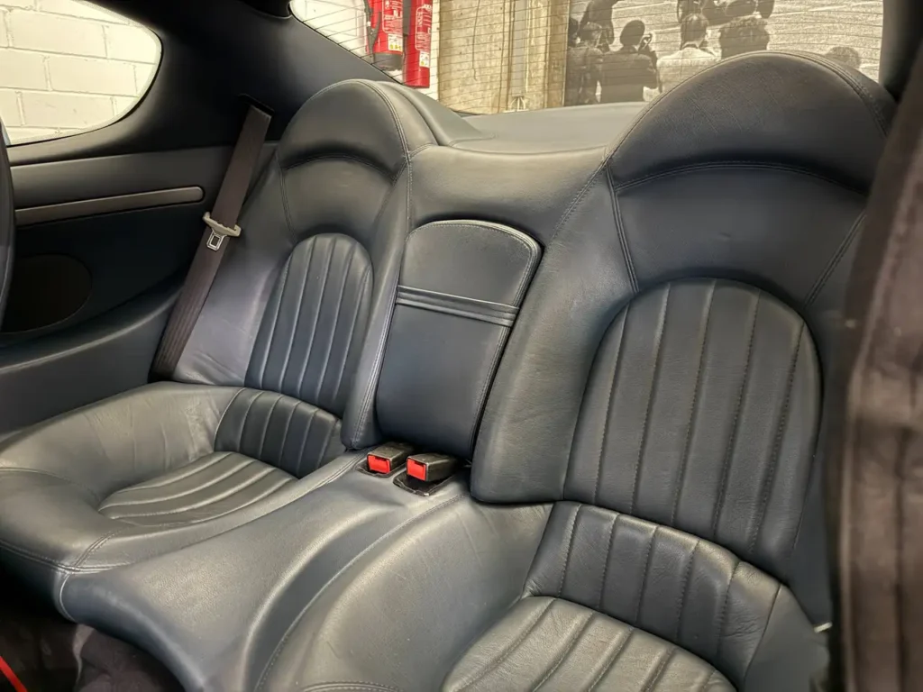 Maserati 4200 Coupe 2006 in silber Foto von der Ruecksitzbank.