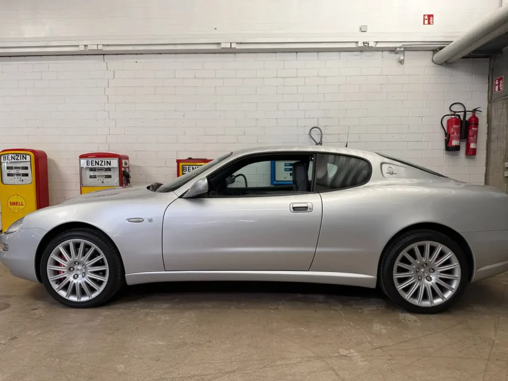 Maserati 4200 Coupe 2006 in silber Foto von der Seite.