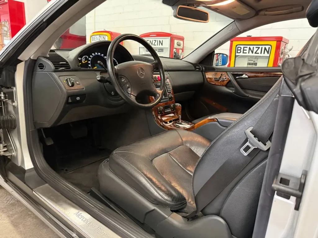 Mercedes-Benz CL 500 Foto von der offenen Fahrertuer mit Fahrersitz und Lenkrad.