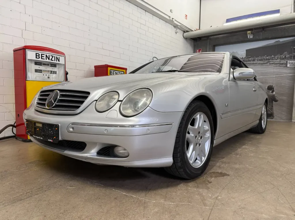 Mercedes-Benz CL 500 Foto vom vorderen Kotfluegel Faherseitig.