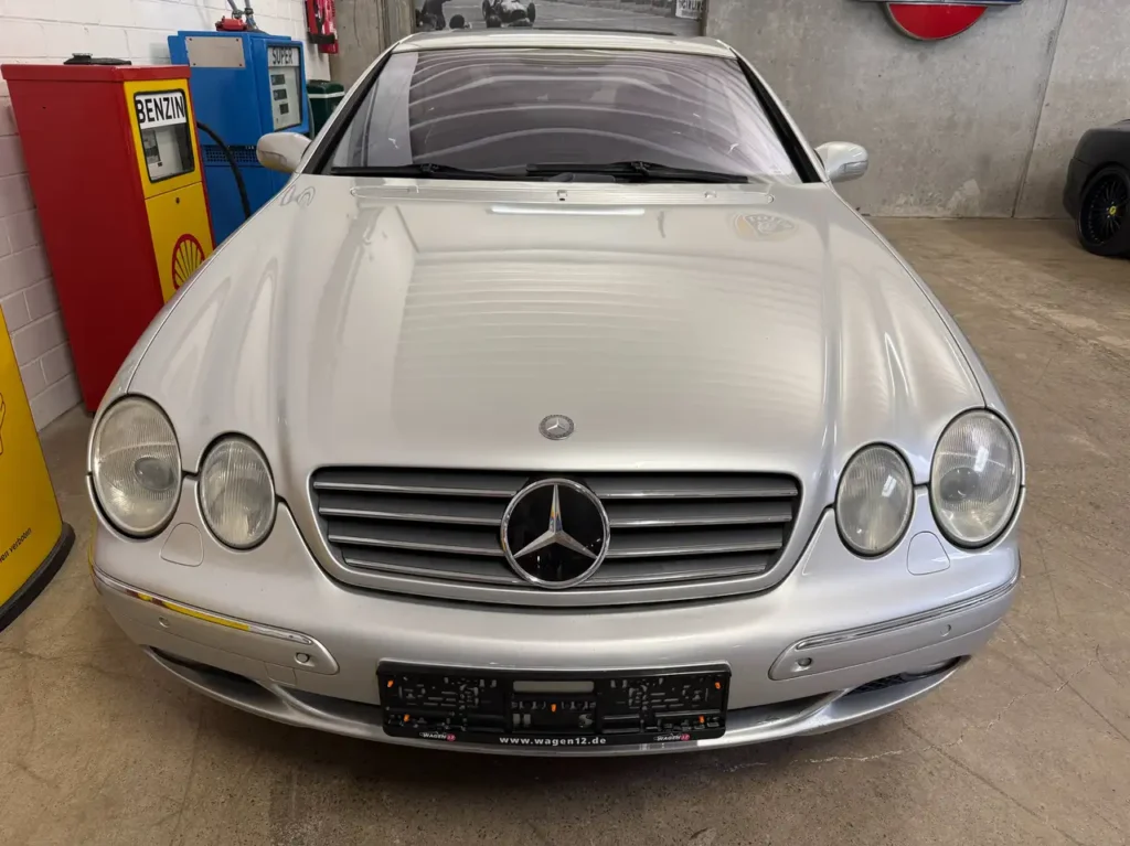 Mercedes-Benz CL 500 Foto vom Kuehlergrill mit Windschutzscheibe.