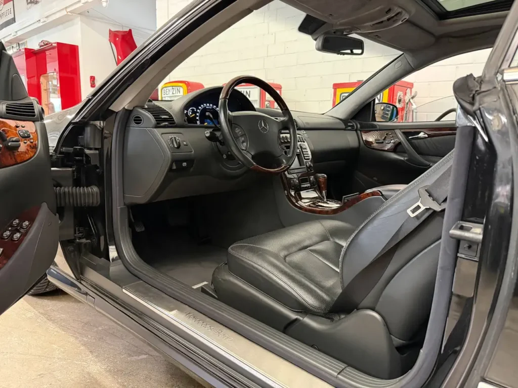 Mercedes Benz CL 55 AMG Coupe V8 Sicht auf offene Fahrertuer.