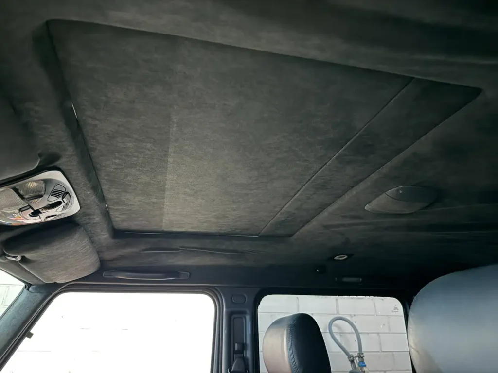 Mercedes Benz G55 AMG schwarz Foto von Dachhimmel und Schiebedach.