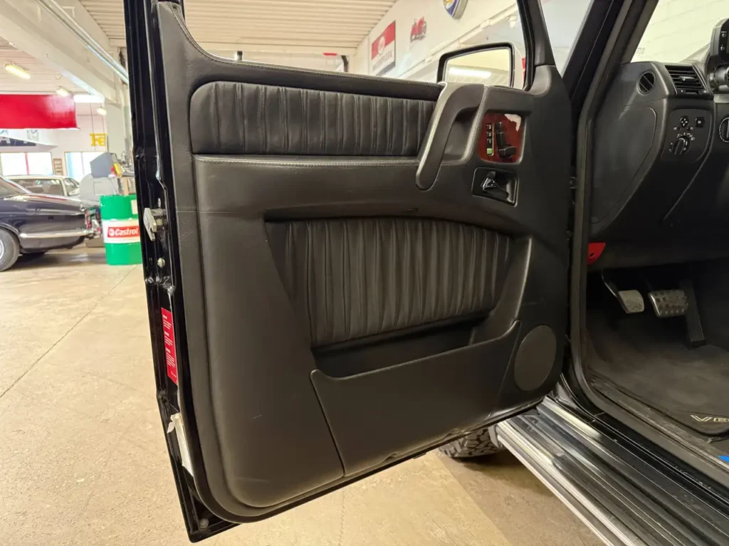 Mercedes Benz G55 AMG schwarz Foto von der Seitenverkleidung der Fahrertuer.