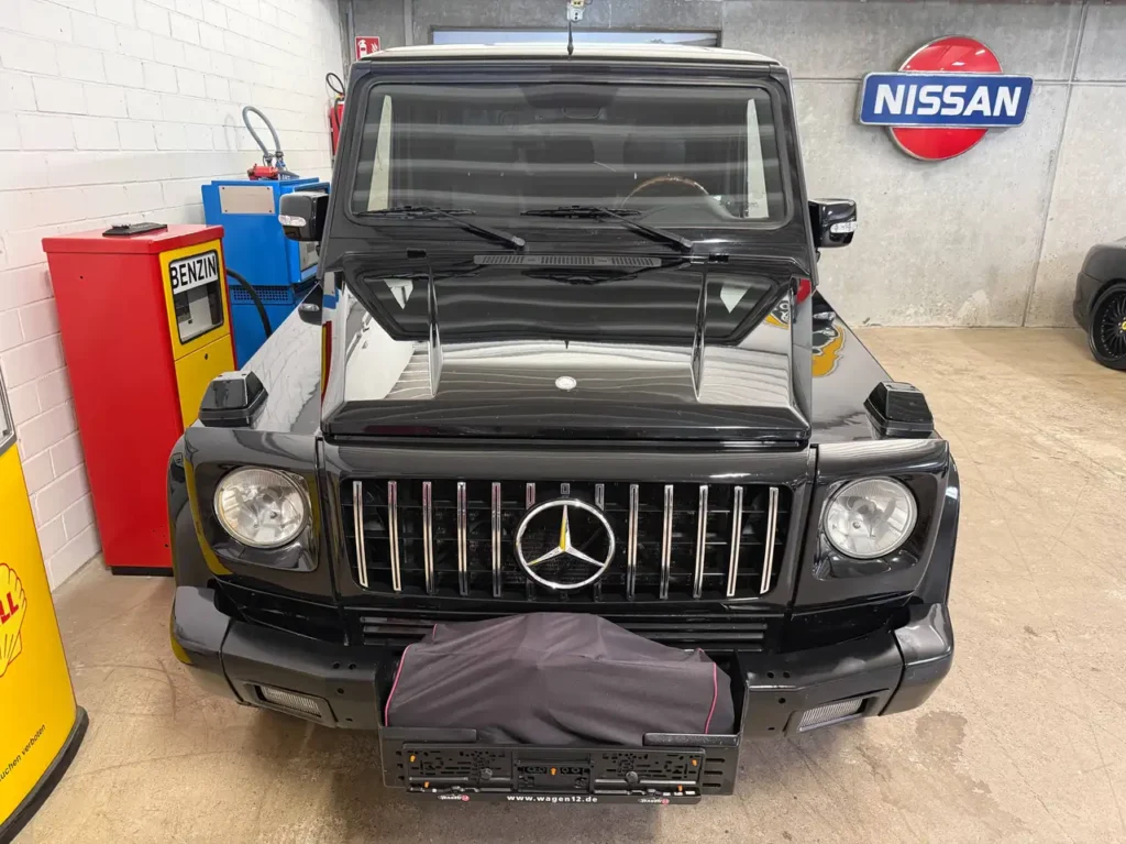 Mercedes Benz G55 AMG schwarz Foto von der Front schraeg von oben.