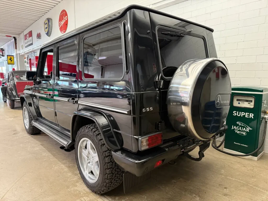 Mercedes Benz G55 AMG schwarz Foto vom Kotfluegel links hinten Fahrerseitig.