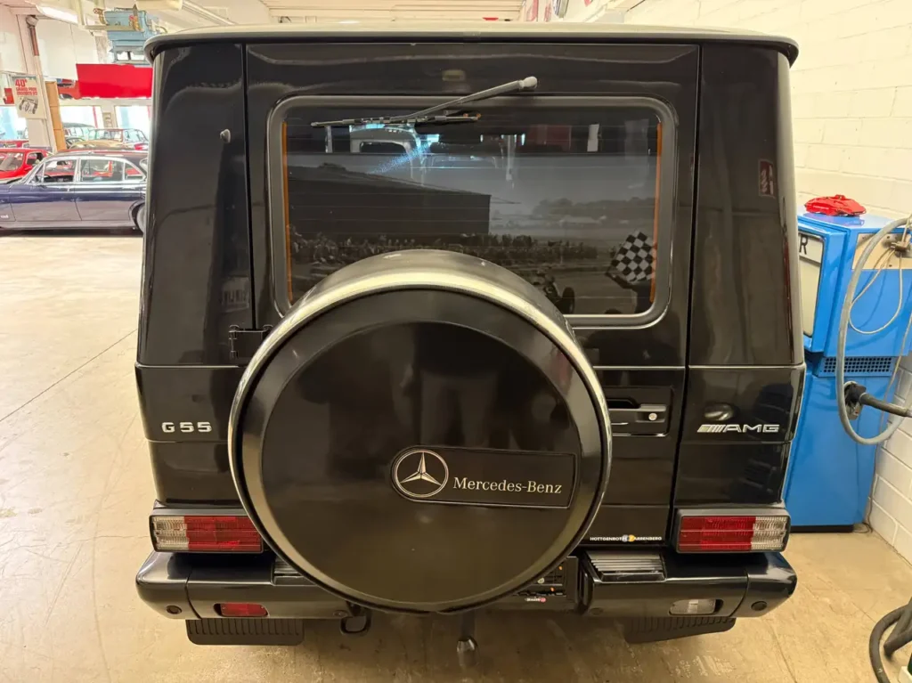 Mercedes Benz G55 AMG schwarz Foto von der Heckklappe mit Ersatzrad.