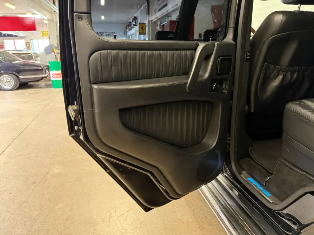 Mercedes Benz G55 AMG schwarz Foto von Seitenverkleidung der Tuer.