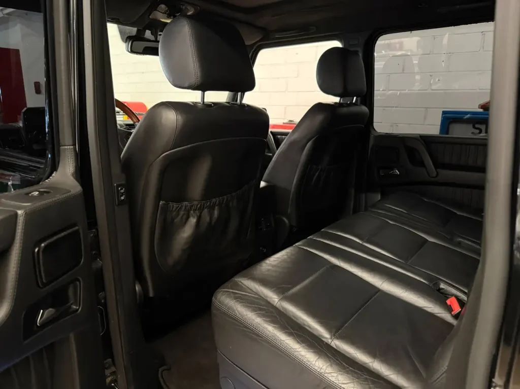 Mercedes Benz G55 AMG schwarz Foto von Ruecksitzbank.