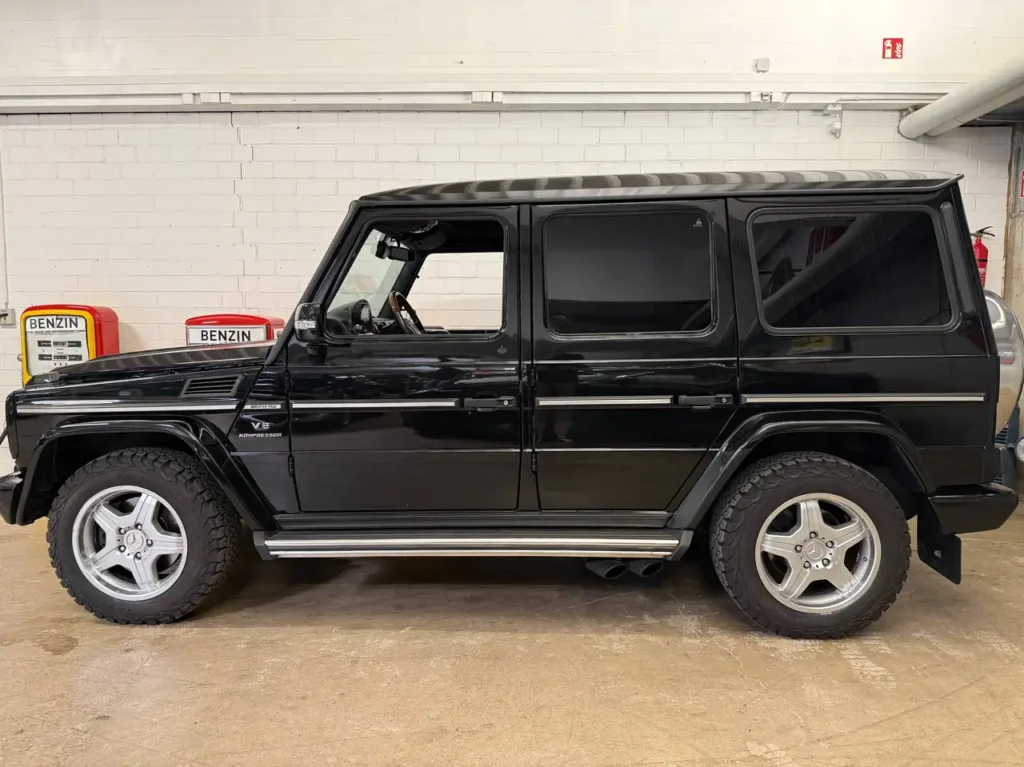 Mercedes Benz G55 AMG schwarz Foto vom kompletten Fahrzeug aussen.