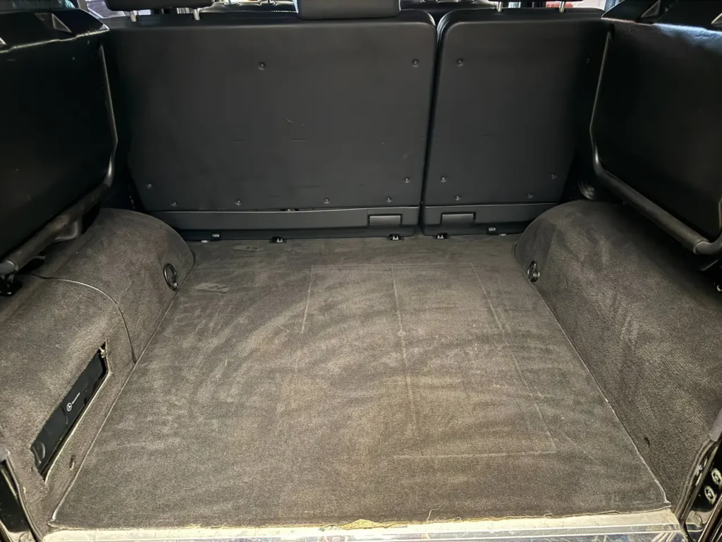 Mercedes Benz G55 AMG schwarz Foto von leerem Kofferrrau.