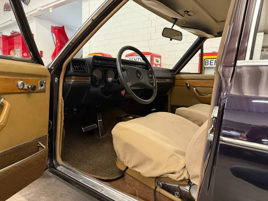 Opel Diplomat B V8 Automatik Violett Sicht auf offene Fahrertuer.