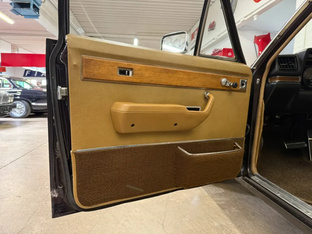 Opel Diplomat B V8 Automatik Violett Sicht auf Seitenverkleidung Fahrertuer.