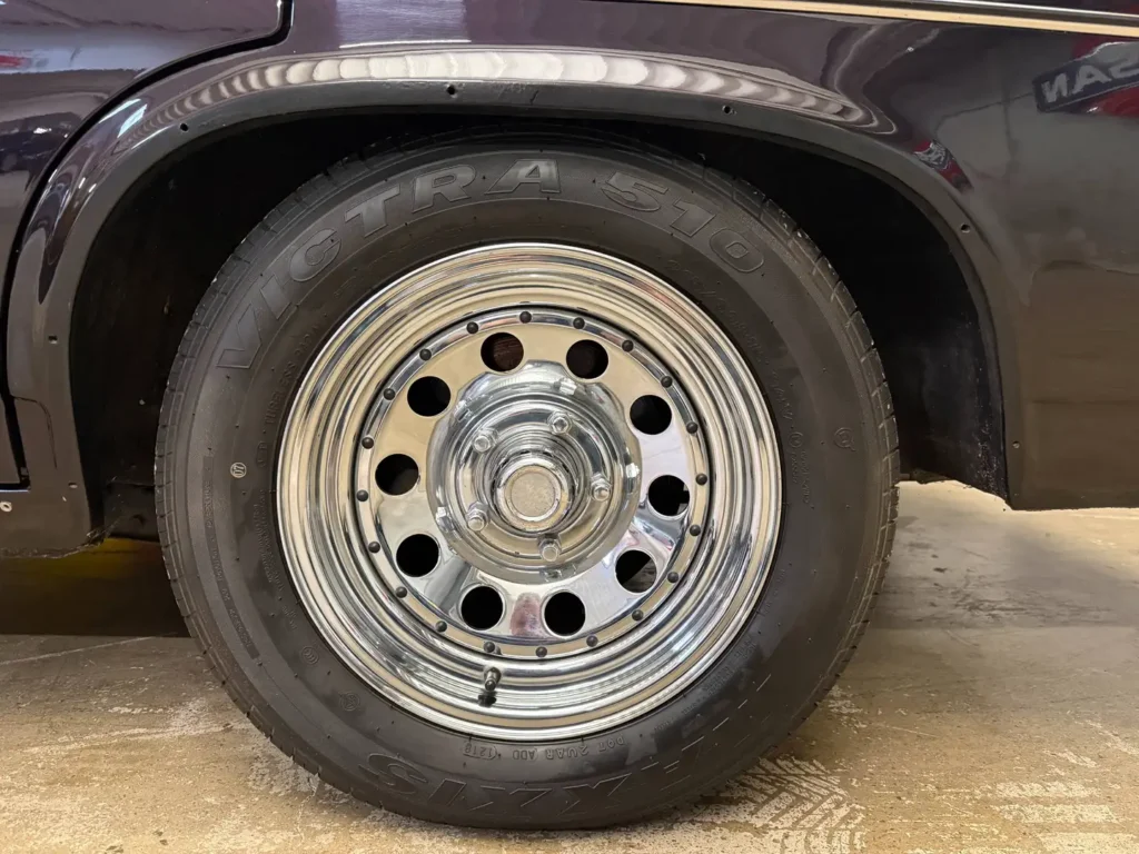Opel Diplomat B V8 Automatik Violett Sicht auf Reifen mit Felge.