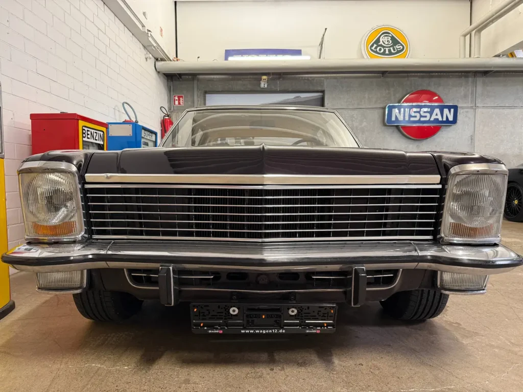Opel Diplomat B V8 Automatik Violett Sicht auf Kuehlergrill.
