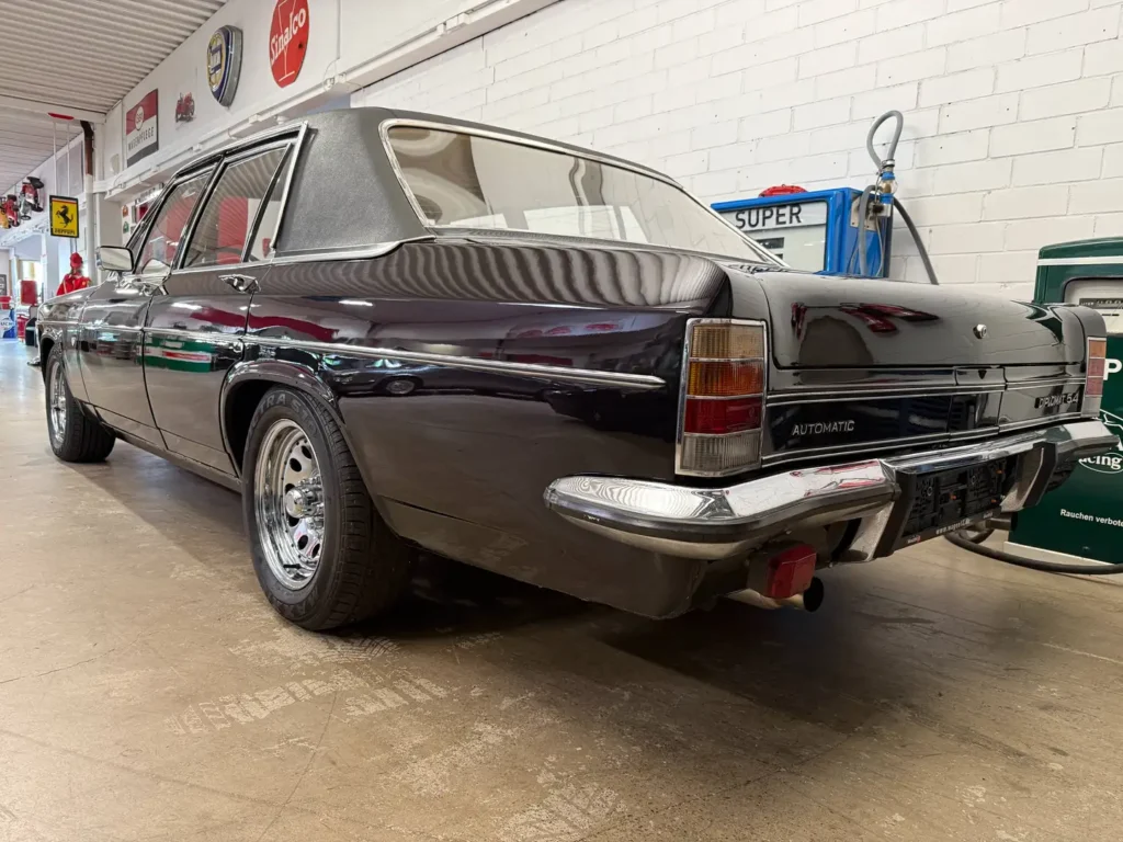 Opel Diplomat B V8 Automatik Violett Sicht auf hinteren Kotfluegel links.