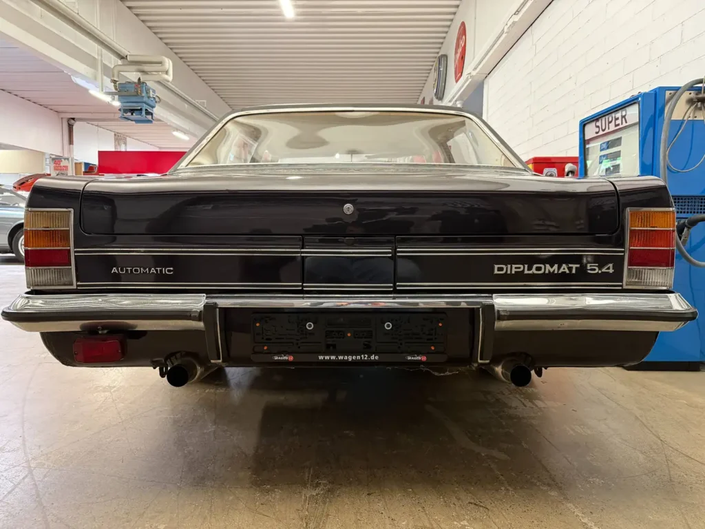 Opel Diplomat B V8 Automatik Violett Sicht auf Heck mit Auspuff.
