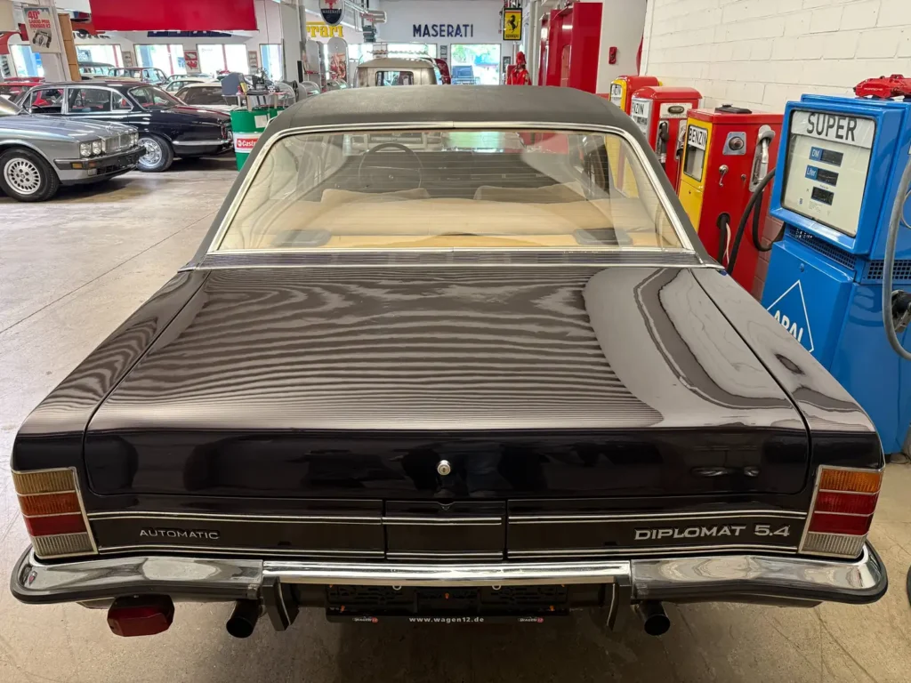 Opel Diplomat B V8 Automatik Violett Sicht schraeg oben auf Kofferraum und Heckscheibe.