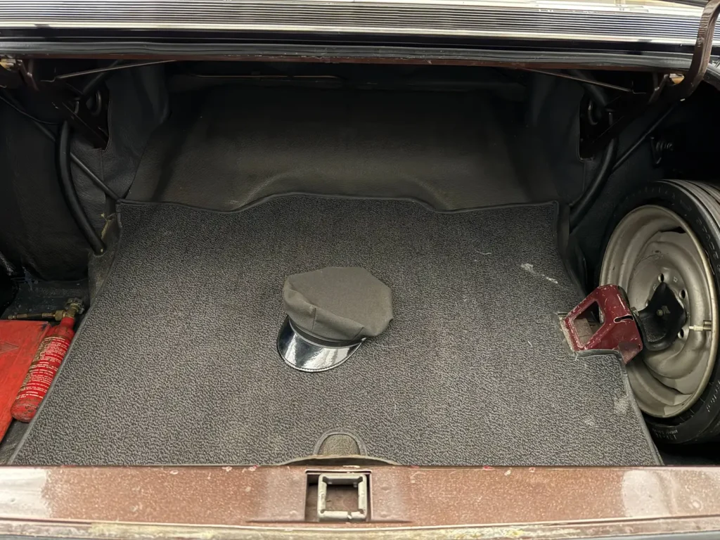 Opel Diplomat B V8 Automatik Violett Sicht auf Kofferraum innen.