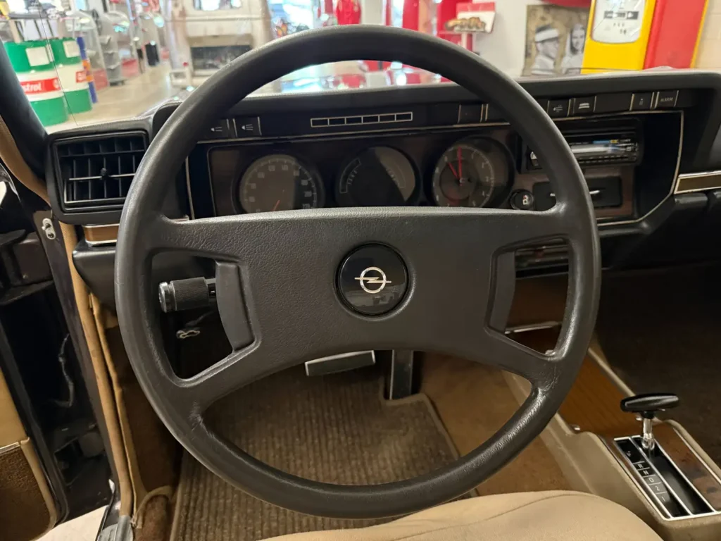 Opel Diplomat B V8 Automatik Violett Sicht auf Lenkrad und Armaturen.