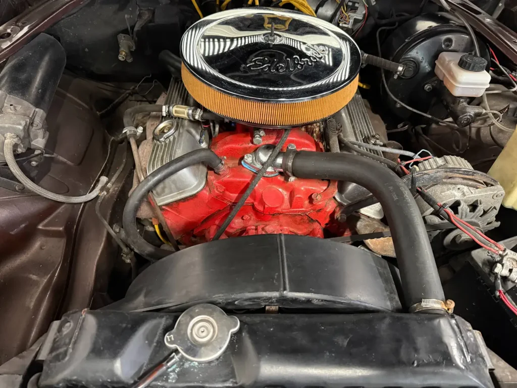 Opel Diplomat B V8 Automatik Violett Sicht auf Motor.
