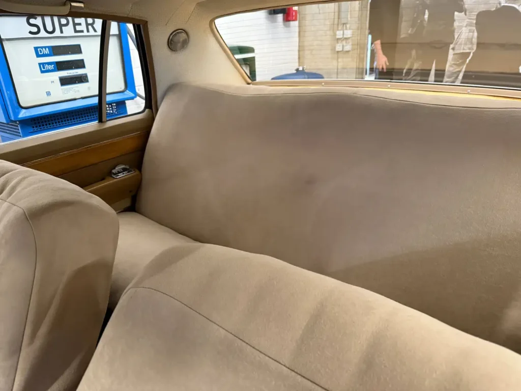 Opel Diplomat B V8 Automatik Violett Sicht auf Ruecksitze.