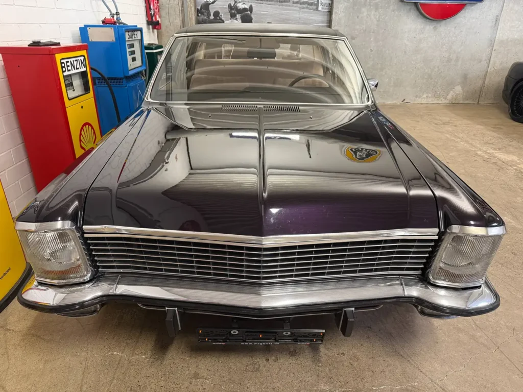 Opel Diplomat B V8 Automatik Violett Sicht auf Motorhaube von schraeg vorne oben.