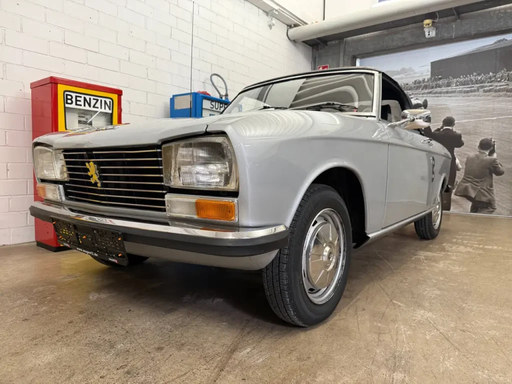 Peugeot 304 Cabrio 1971 silber Foto vom vorderen linken Kotfluegel.