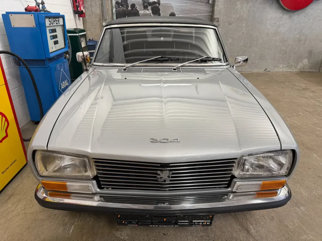 Peugeot 304 Cabrio 1971 silber Foto von der Windschutzscheibe.