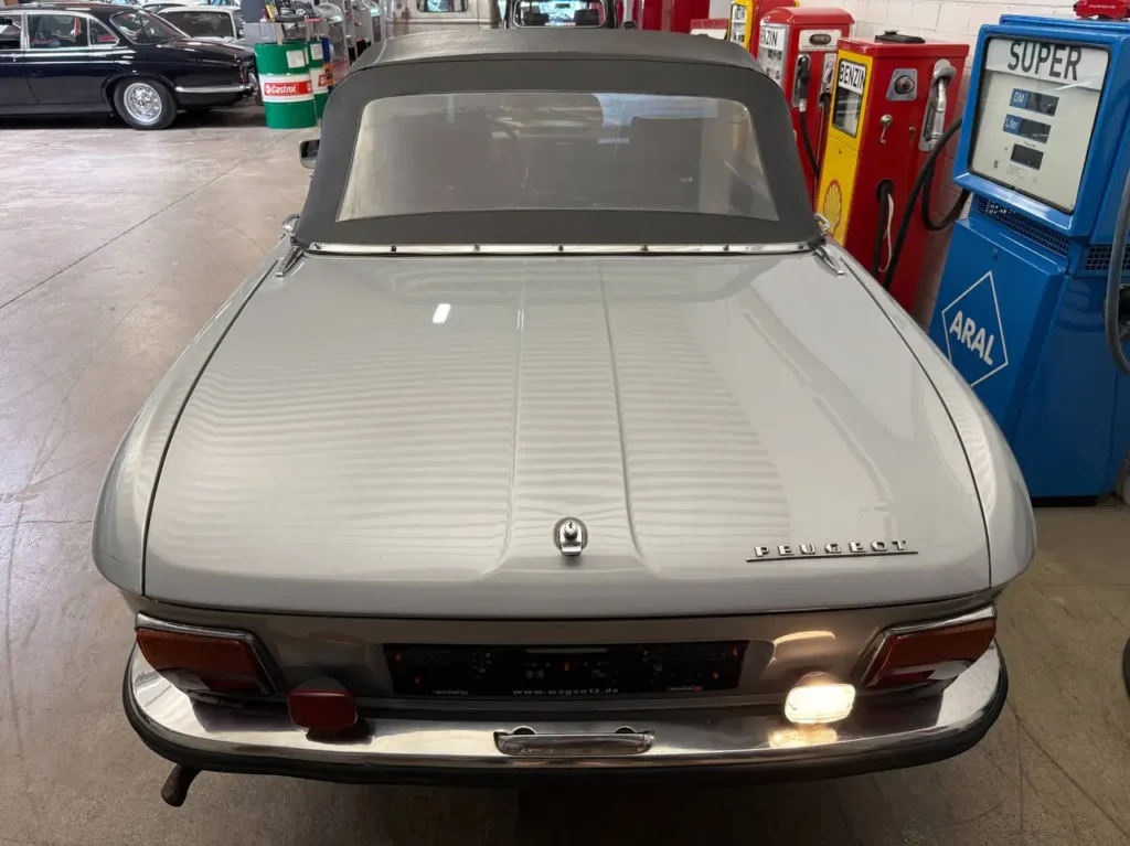 Peugeot 304 Cabrio 1971 silber Foto vom Kofferraum von schraeg oben.
