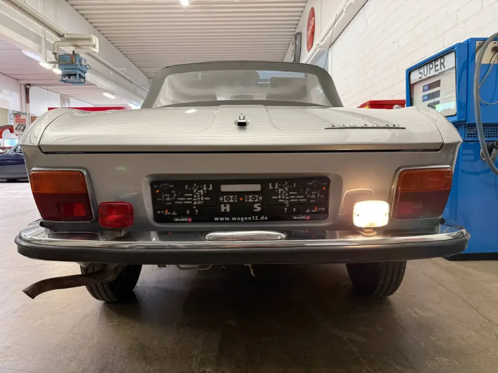 Peugeot 304 Cabrio 1971 silber Foto vom Heck mit Stossstange.