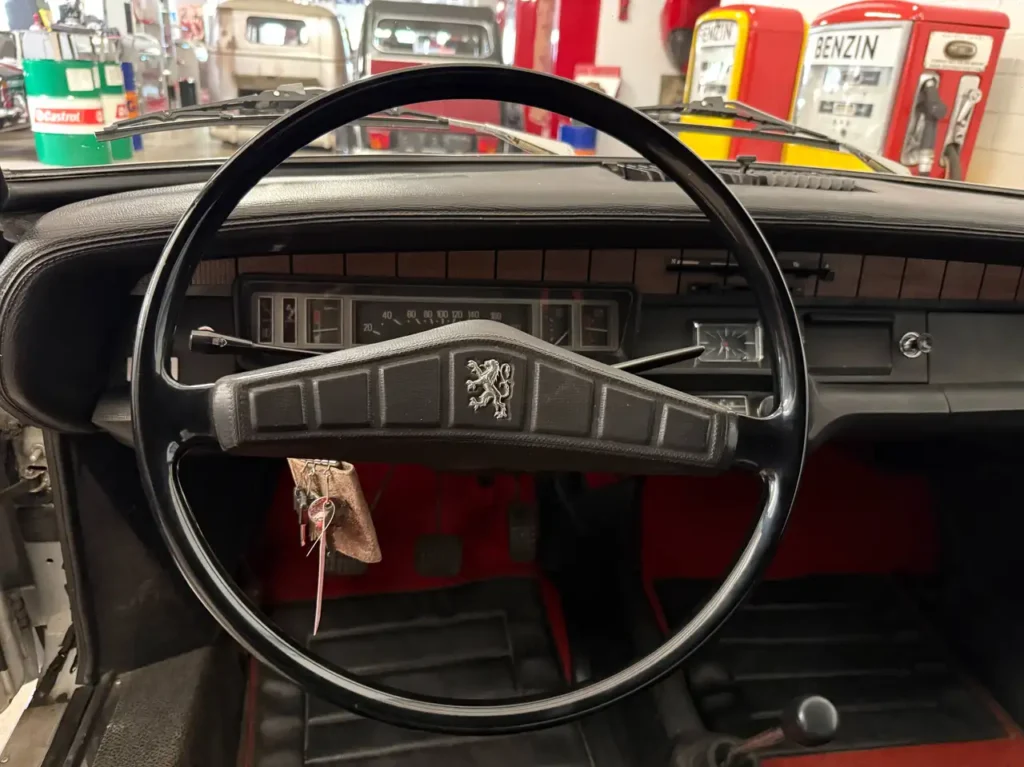 Peugeot 304 Cabrio 1971 silber Foto vom Lenkrade und den Armaturen.